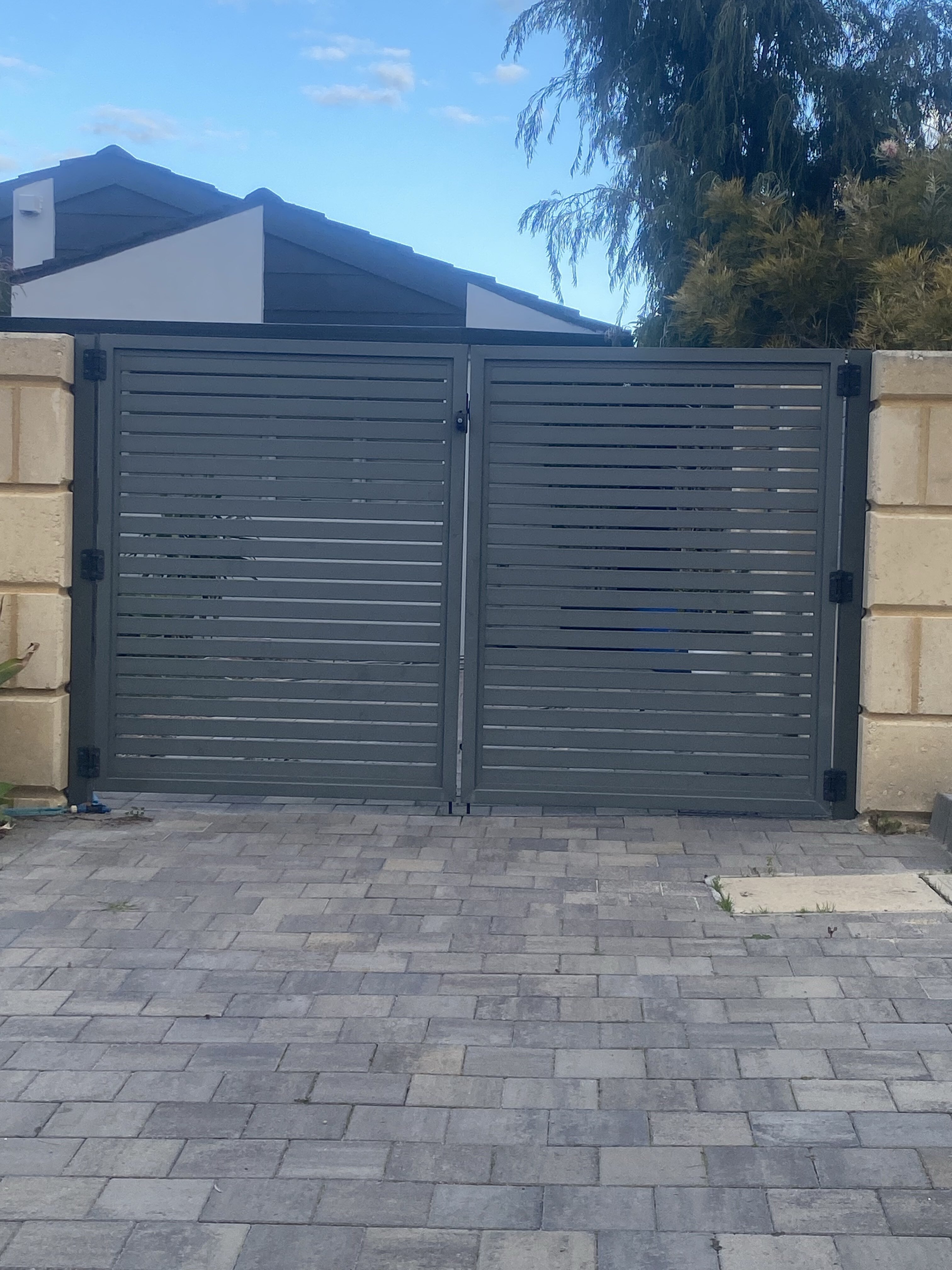 Aluminium slat driveway gates, Perth